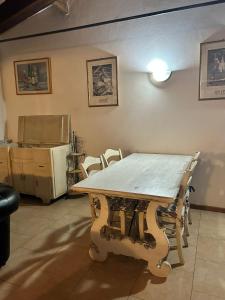 einen großen Holztisch in einem Zimmer mit Stühlen in der Unterkunft VOLTURNO 4 in Ponsacco