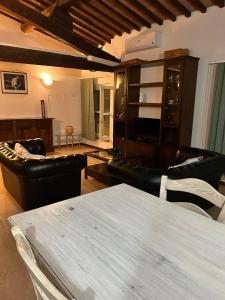 ein Wohnzimmer mit Ledersesseln und einem Tisch in der Unterkunft VOLTURNO 4 in Ponsacco