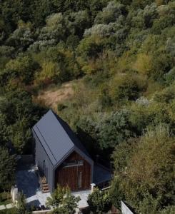 - une vue aérienne sur une grange au milieu d'une montagne dans l'établissement Barnhouse "Family Estate", à Kamianets-Podilsky