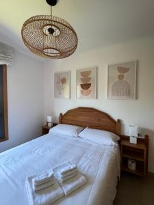 1 dormitorio con 1 cama con 2 toallas en Trébol junto a playa Silgar, en Sanxenxo