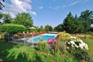 une clôture autour d'une piscine dans une cour dans l'établissement LA VIEILLE AUBERGE, à Saint-Geniez-ô-Merle