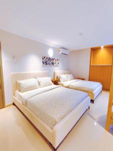 een slaapkamer met 2 bedden in een kamer bij Wisma Cosway-2mins Pavillion & KLCC by Abby Stay in Kuala Lumpur