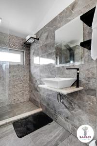 y baño con lavabo y espejo. en Villa Bellagio en Albufeira