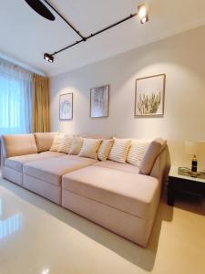 een woonkamer met een bank en een tafel bij Wisma Cosway-2mins Pavillion & KLCC by Abby Stay in Kuala Lumpur