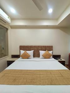 Postel nebo postele na pokoji v ubytování Hotel Lavish Inn