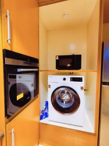 een kleine keuken met een wasmachine en een magnetron bij Wisma Cosway-2mins Pavillion & KLCC by Abby Stay in Kuala Lumpur