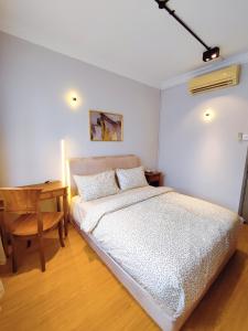 een slaapkamer met een bed, een stoel en een bureau bij Wisma Cosway-2mins Pavillion & KLCC by Abby Stay in Kuala Lumpur