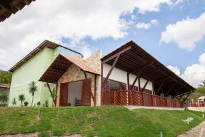 een huis met een groen en wit bij CAMARATUBA HOTEL FAZENDA in Mamanguape