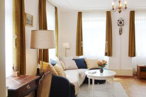 a living room with a couch and a table at Ferienwohnung Sommerberg, Lenzkirch, 2 Schlafzimmer in Lenzkirch
