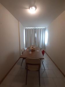 uma sala de jantar com uma mesa e cadeiras e uma janela em Soul da Lapa Flat Residence no Rio de Janeiro
