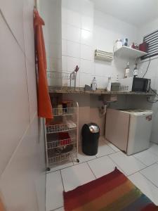 uma pequena cozinha com um lavatório e uma máquina de lavar louça em Soul da Lapa Flat Residence no Rio de Janeiro