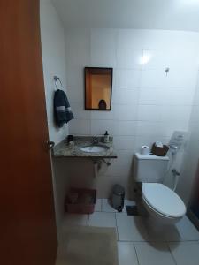 een witte badkamer met een toilet en een wastafel bij Soul da Lapa Flat Residence in Rio de Janeiro