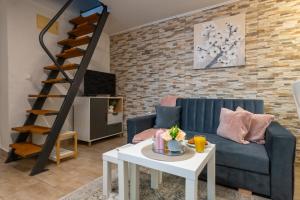 a living room with a couch and a table at Apartman u srcu antičke Pule in Pula