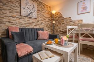a living room with a couch and a table with a cake at Apartman u srcu antičke Pule in Pula