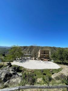 ein großer Sandkreis auf einem Hügel mit einem Gebäude in der Unterkunft La Casa Sulla roccia in Enna