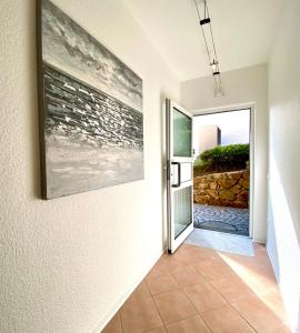 un couloir avec une porte et une peinture sur le mur dans l'établissement Relax-Fewo-Rösch, à Trechtingshausen