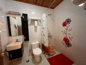 łazienka z toaletą i umywalką w obiekcie Rohtash Guest House w mieście Ujjain
