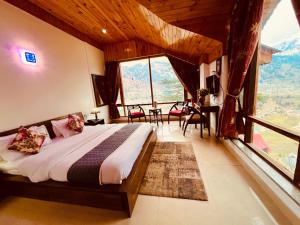 sypialnia z łóżkiem w pokoju z dużymi oknami w obiekcie Rohtash Guest House w mieście Ujjain