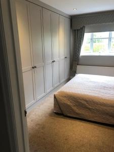 1 dormitorio con cama y ventana en Wilmslow Airbnb, en Wilmslow