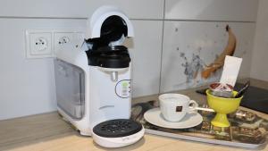 ekspres do kawy siedzący na blacie obok kubka w obiekcie Studio - Café Princ pod Hradem, KLIMA, WiFi w mieście Šternberk