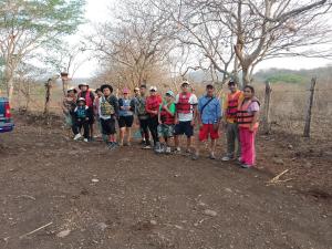 un groupe de personnes posant une photo sur un chemin de terre dans l'établissement Casa Ricardo Sonis, à Somoto