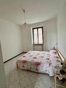 een slaapkamer met een bed in de hoek van een kamer bij Casa Anna Tornolo in Tornolo