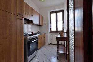 a kitchen with a stove and a table in it at Casa Anna Tornolo Val di Taro in Tornolo