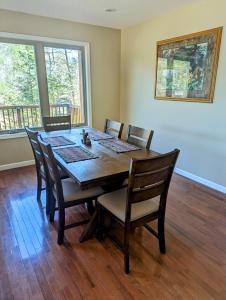 - une salle à manger avec une table et des chaises en bois dans l'établissement Castaway Cove, à Dandridge
