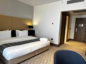 Кровать или кровати в номере Wyndham Bukhara