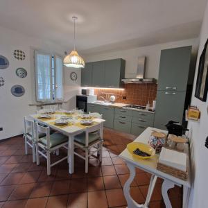 una cucina con tavolo e sedie di Residenza Vittoria a Bagnolo San Vito