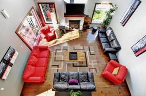 een woonkamer met rode meubels bij Chalets Alpins-43 Chemin des Skieurs in Stoneham