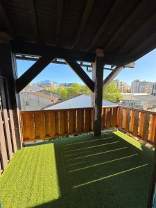 een balkon met groen gras en een houten hek bij Joli T3 duplex Compans Cafarelli in Toulouse