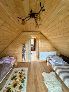 Cette chambre comprend 2 lits et un plafond. dans l'établissement Zakątek u Basi, à Frysztak