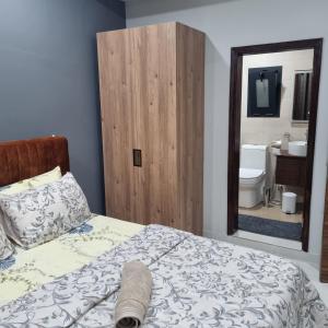 Un pat sau paturi într-o cameră la Luxury 2 bedroom, 2 bathroom seaside Apartment in Aquaview Complex