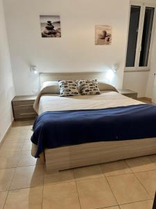 1 dormitorio con 1 cama grande y 2 almohadas en Central Seaview Apartment en Lerici