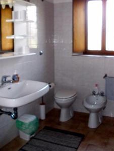 Borghettoにあるsettimana relaxのバスルーム(洗面台、トイレ付)