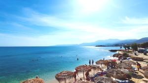 una playa con sombrillas y gente en el agua en 4 Seasons villa-Sea view en Hersonissos
