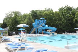 duży basen z niebieską zjeżdżalnią w obiekcie The Fountain Inn w mieście Lakeside