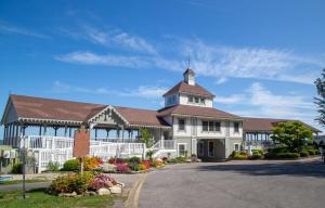 un gran edificio blanco con una torre en la parte superior en The Fountain Inn, en Lakeside