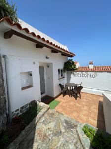 un patio con mesa y un edificio en Chalet Heliconia, en Santa Cruz de Tenerife