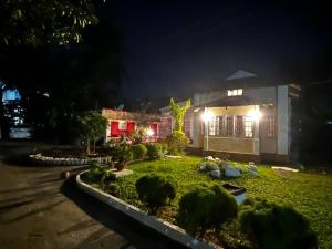 einen Garten vor einem Gebäude in der Nacht in der Unterkunft Palm715 Villa in jorhat in Jorhat