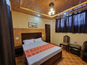 a bedroom with a bed in a room at Smart Valley Dalhousie in Dalhousie