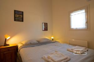 een slaapkamer met een bed met twee handdoeken erop bij Vias-Plage - Villa climatisée à 600m de la plage in Vias