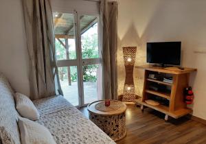 a living room with a couch and a tv at Tarifa-Blick auf Afrika, Haus am Meer, Haustiere erlaubt in Tarifa