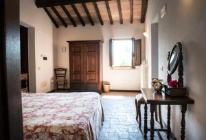 - une chambre avec un lit, une table et une fenêtre dans l'établissement Agriturismo Piano Grande, à Avigliano