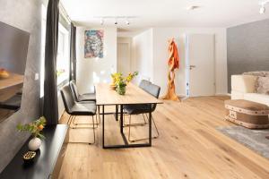 a living room with a table and chairs at Sope Skylodge 01 - Eldison's Bobbele - Oberried, Schauinsland in Oberried