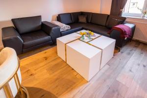 sala de estar con sofá y mesa en Sope Skylodge 02 - Selina's & Gentjana's Kuckucksnest - Oberried, Schauinsland, en Oberried