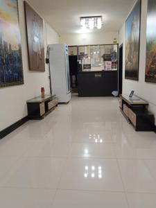 a large empty room with a refrigerator in it at HOTEL AVICTORIA in Tonsupa