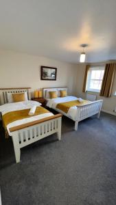 Cette chambre comprend 2 lits et une fenêtre. dans l'établissement San Pedro- Frigate Lodge, à Kent
