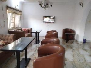 uma sala de espera com cadeiras de couro e uma mesa em Light house hotel Lekki phase 1 em Lekki